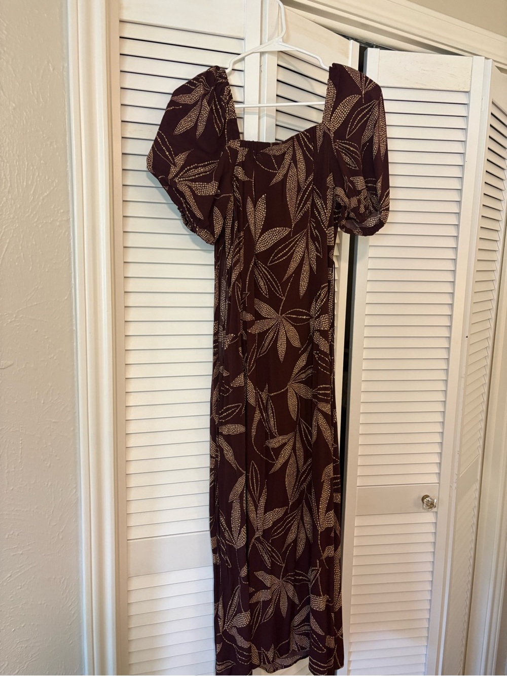 Elegant Maroon Leaf-Print Maxi Dress with Puff Sleeves